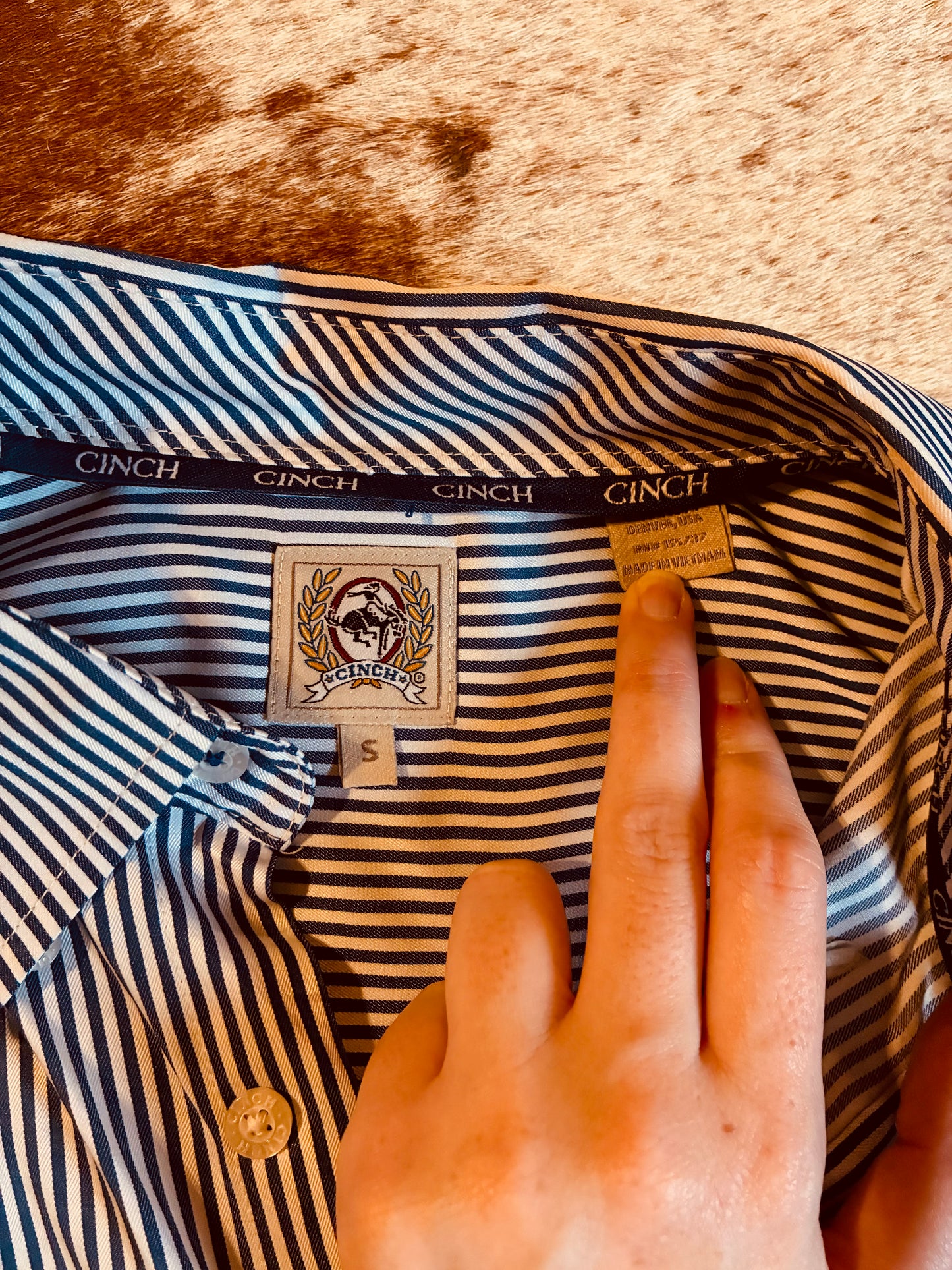 Men’s Cinch Button Up Small